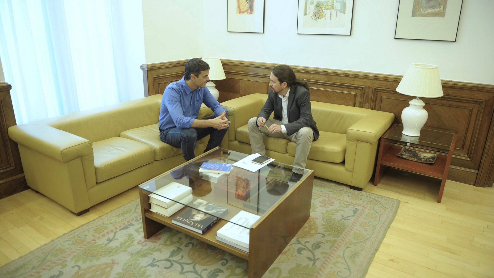 Foto: Pedro Sánchez y Pablo Iglesias conversan al comienzo de su reunión en el Congreso del pasado 27 de junio. (Borja Puig | PSOE)