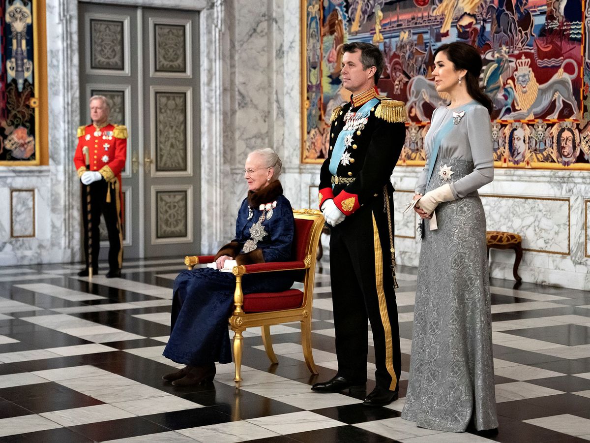 Foto: La reina, con su hijo Federico y su nuera. (Reuters)