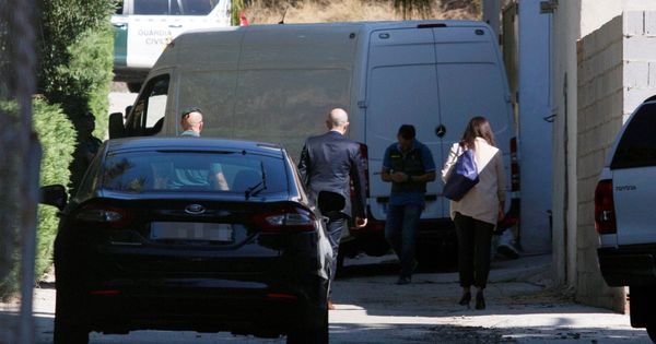 Foto: Registran la casa de la pareja de la mujer desaparecida en arenas (Málaga). (EFE)