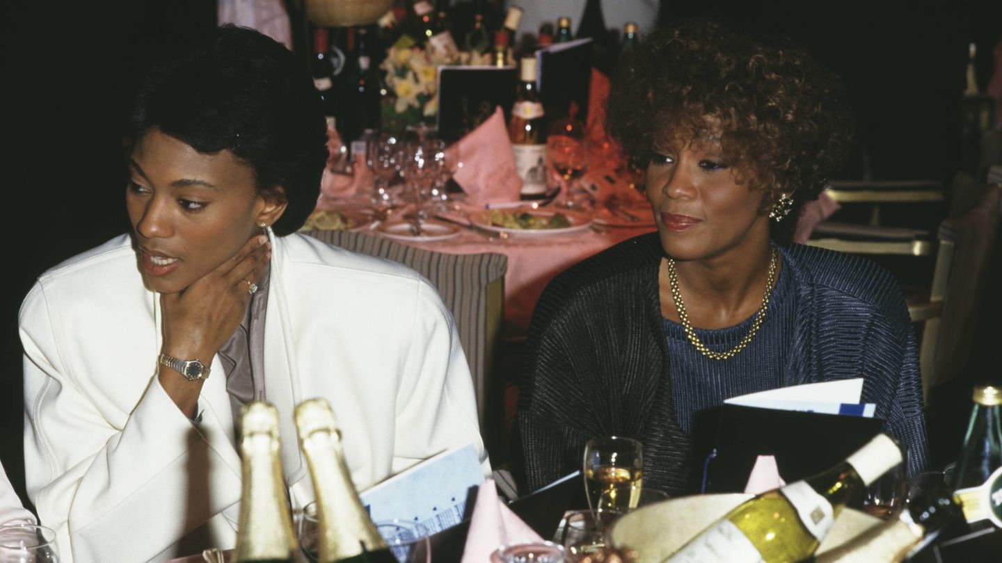 Whitney Houston con su íntima amiga Robyn Crawford. (Getty)