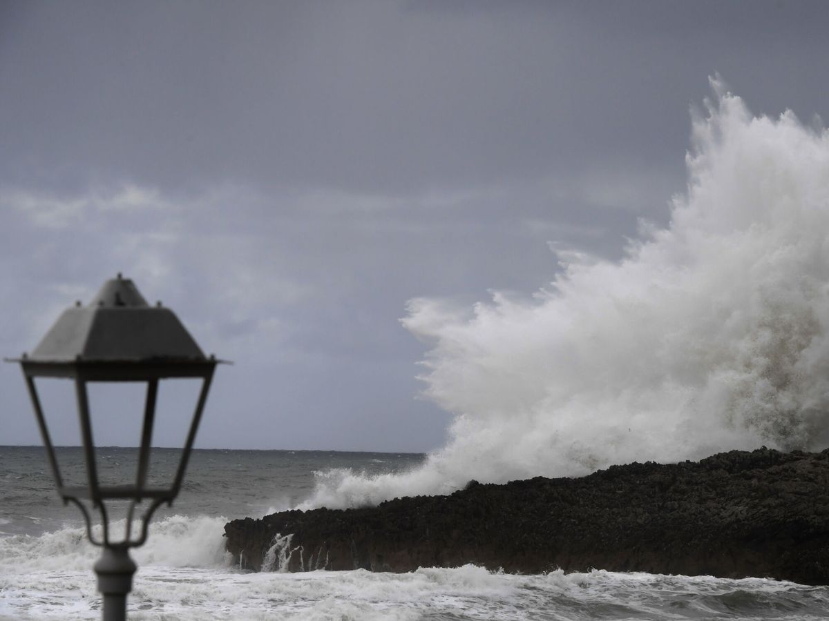 Foto: Una ola rompe en la playa de Tor, este viernes en Llanes (Asturias). (EFE)
