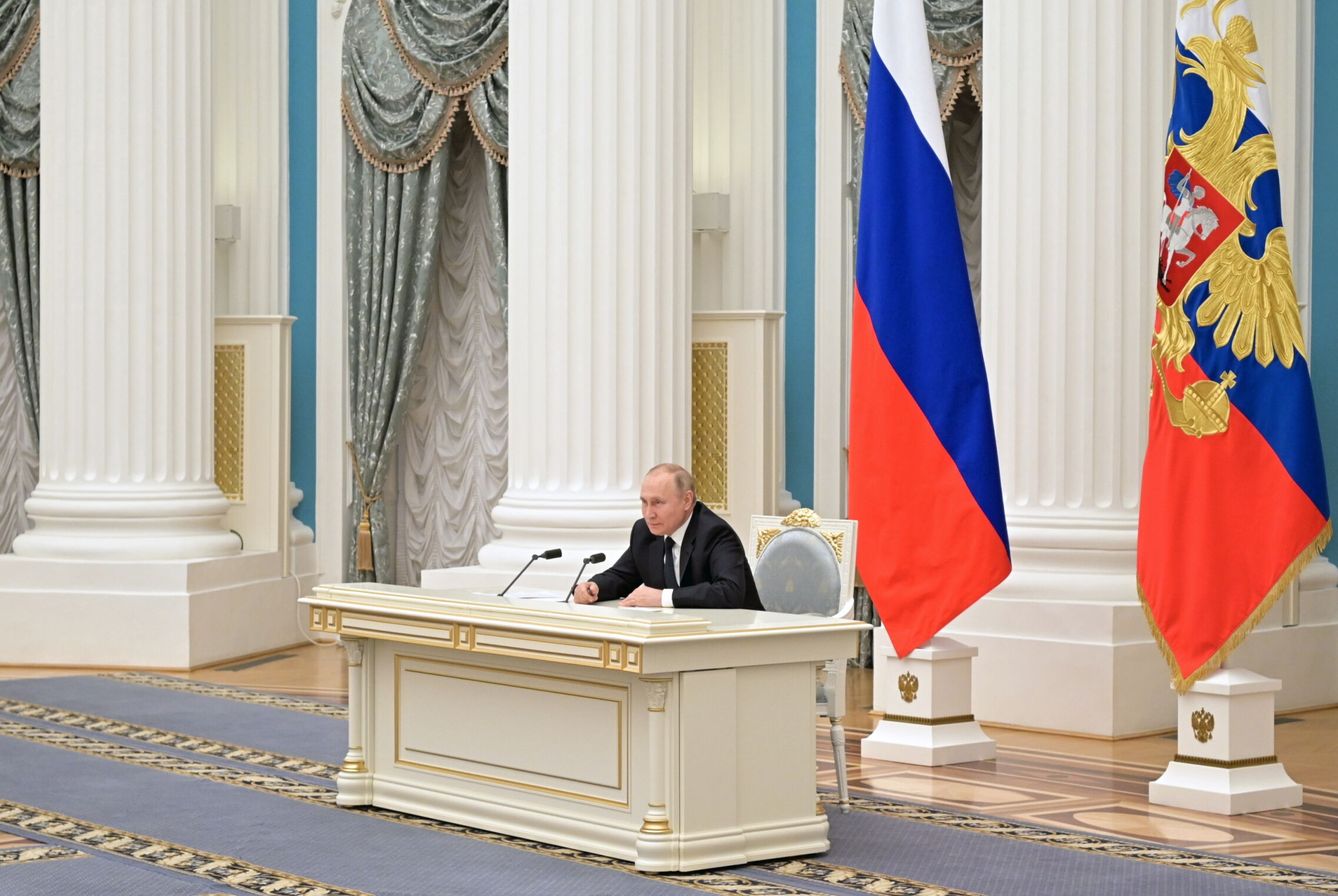 Putin, tras su escritorio (fotografía ofrecida por el Kremlin)