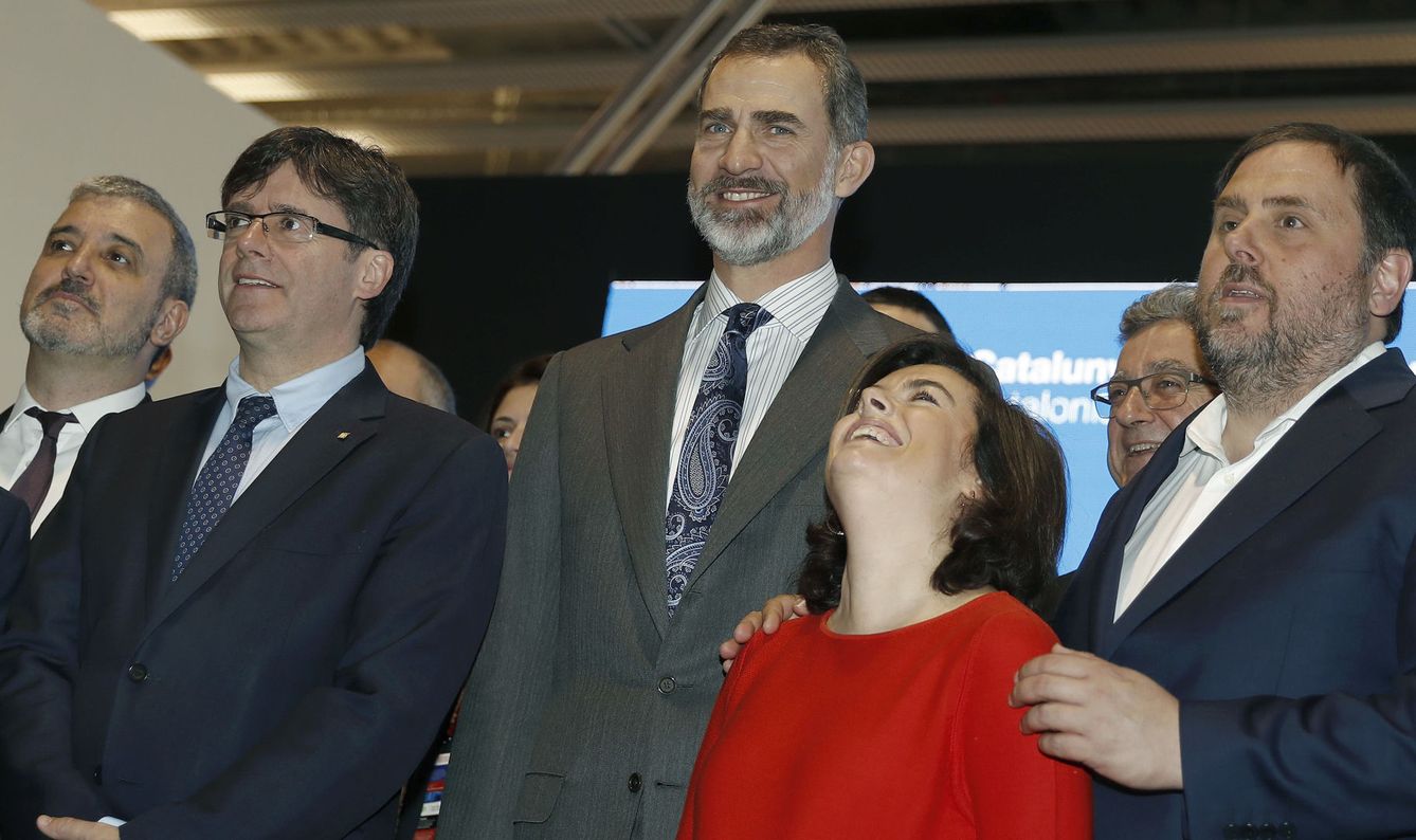 El rey Felipe VI junto a Carles Puigdemont, Soraya Sáenz de Santamaría y Oriol Junqueras en el Mobile World Congress. (EFE)