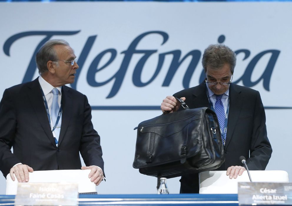 Foto: El presidente de Telefónica, César Alierta (d), y el presidente de la Caixa, Isidro Fainé (i), durante la última Junta de Accionistas. (EFE)