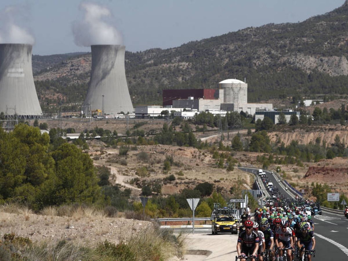 Foto: Al fondo, la central nuclear de Cofrentes. (EFE)