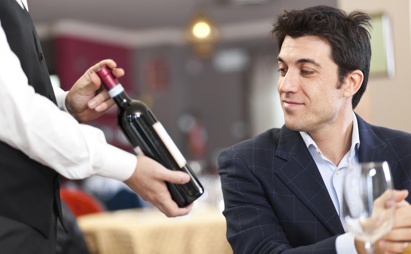 Cuidado delante de quién te haces el entendido: probablemente el camarero sabe más de vinos que tú. (iStock)