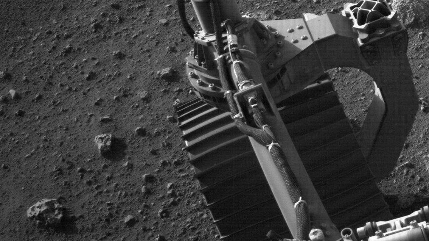 El rover trabajando en la obtención de información sobre la geología, atmósfera y las condiciones ambientales de Marte (NASA)
