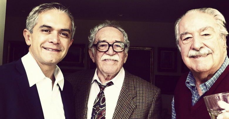 Los galardonados escritores colombianos Gabriel García Márquez (c) y Álvaro Mutis (d)