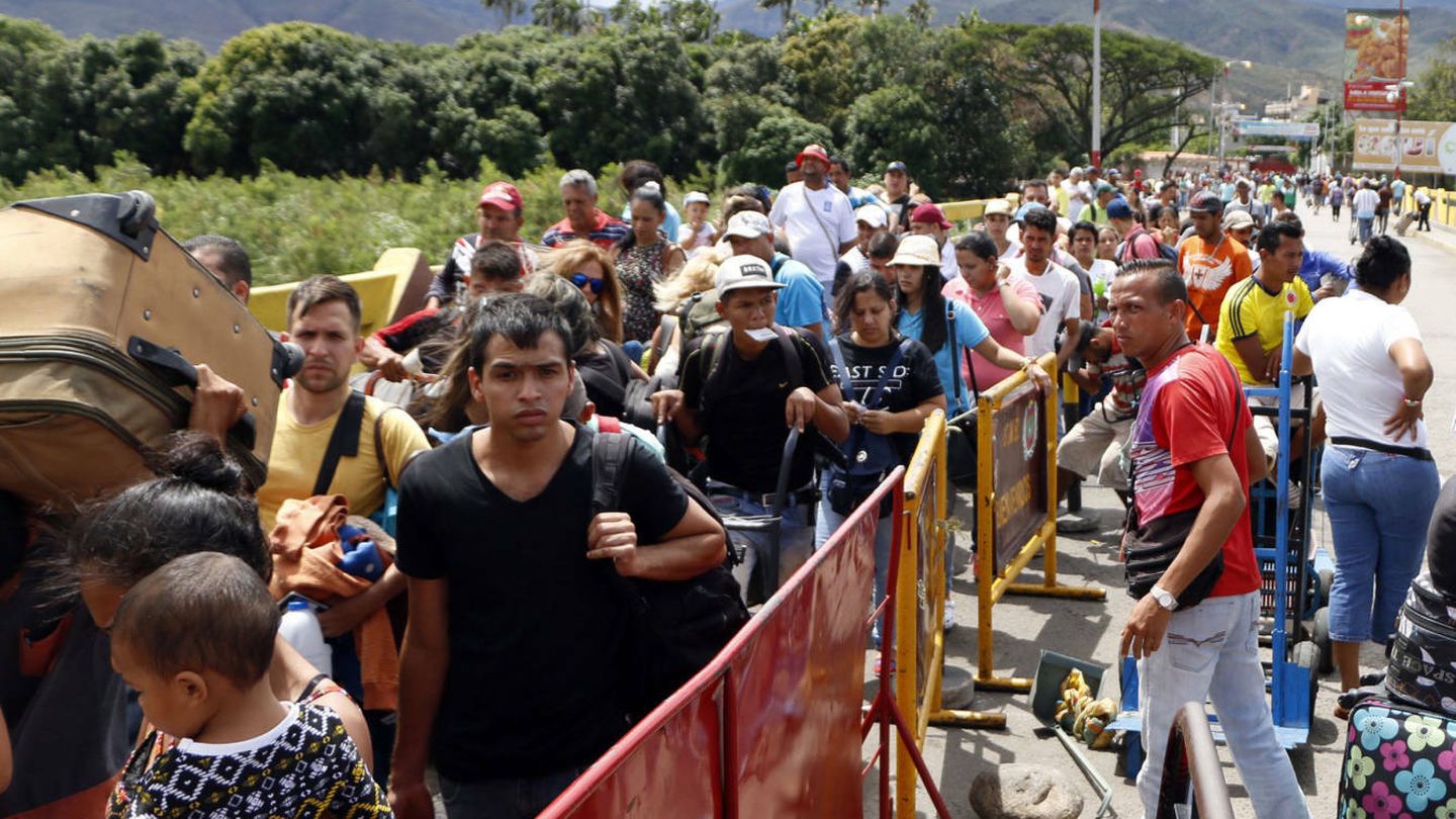 Ciudadanos venezolanos cruzan la frontera hacia Colombia, el 26 de julio de 2017. (EFE)