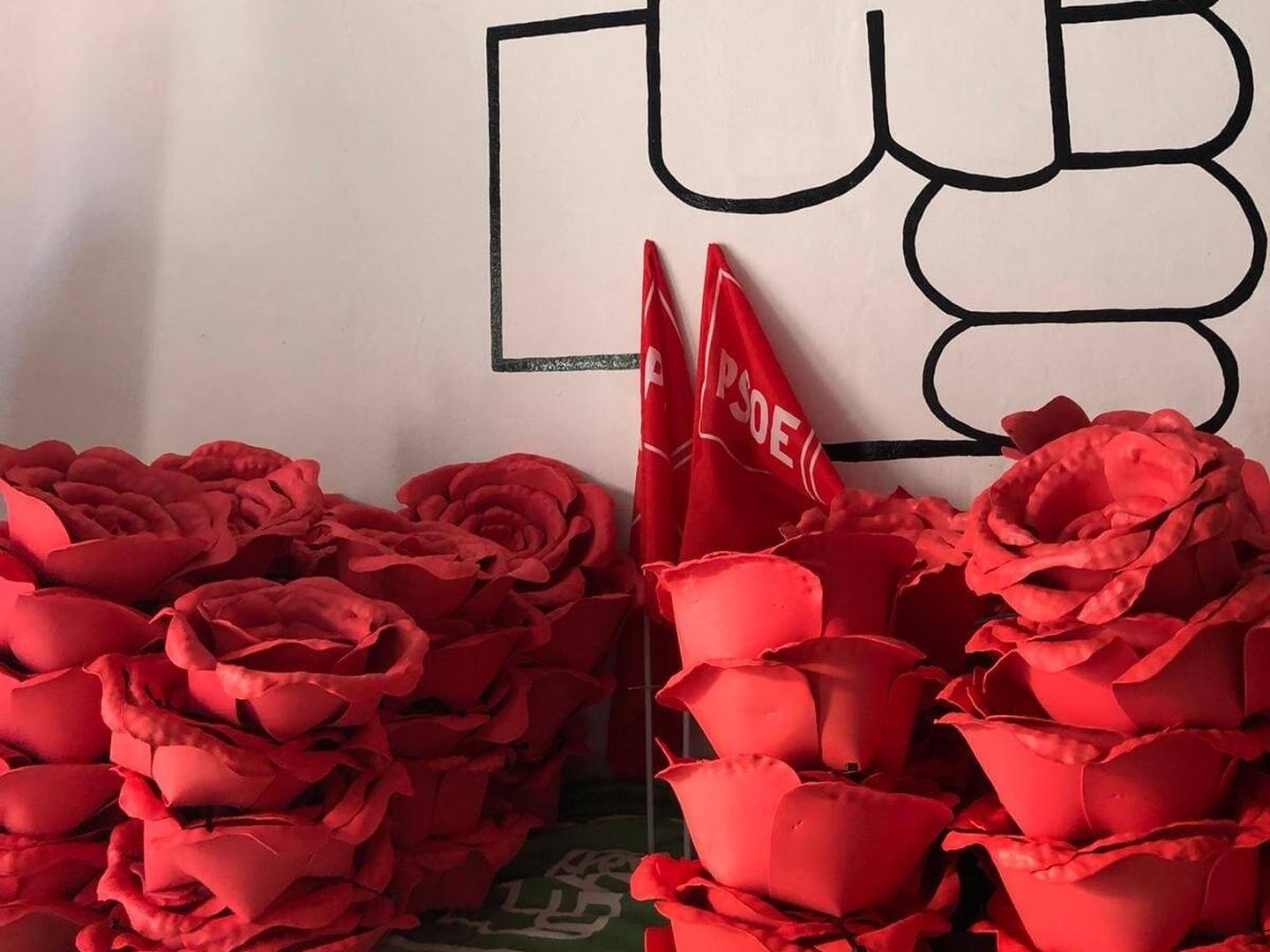 Las rosas de goma Eva con las que el PSOE adorna las calles de Villamanrique y sustituyen a la cartelería electoral. (Cedida)