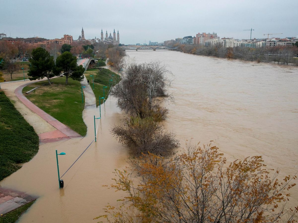 Foto: La crecida del Ebro en Zaragoza. (EFE/Javier Cebollada)