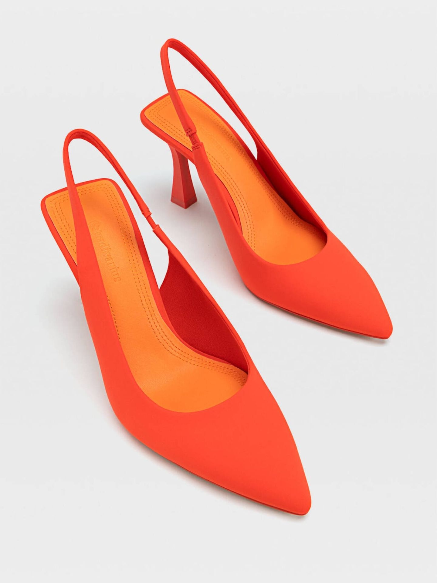 Sandalias de tacón naranjas de Stradivarius. (Cortesía)
