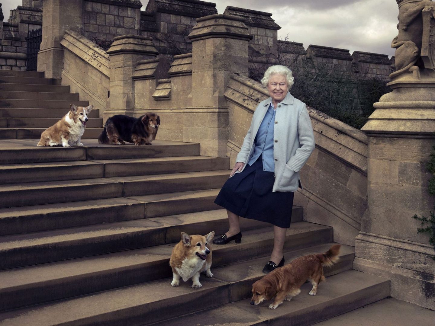 Isabel II, posando junto a sus perros en una imagen de archivo. (EFE)
