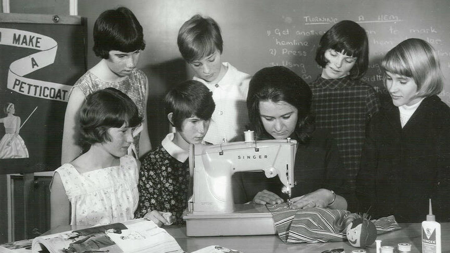 Niñas aprendiendo patrones de costura en 1968. Fuente: Wikipedia