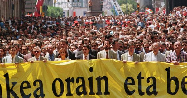 Foto: Miembros del Gobierno participan en una manifestación masiva en Bilbao contra la banda terrorista ETA el 12 de julio de 1997. (Reuters)