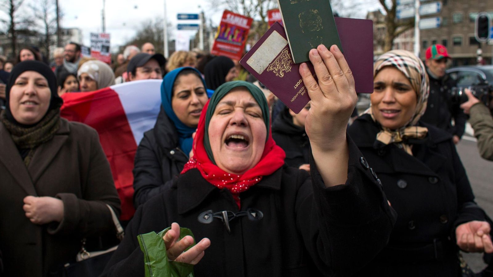 Foto: Una mujer muestra sus pasaportes marroquí y holandés durante una protesta contra Geert Wilders en Amsterdam. (Reuters)