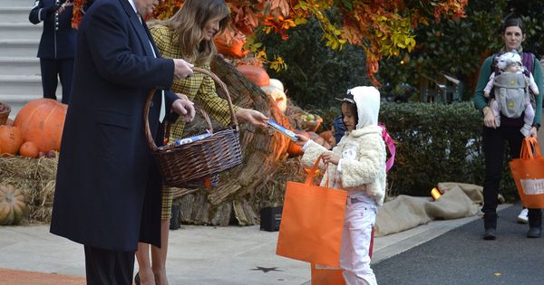 Foto: El presidente Donald Trump y la Primera Dama reciben a unos niños en la Casa Blanca con motivo de la fiesta de Halloween. (EFE)