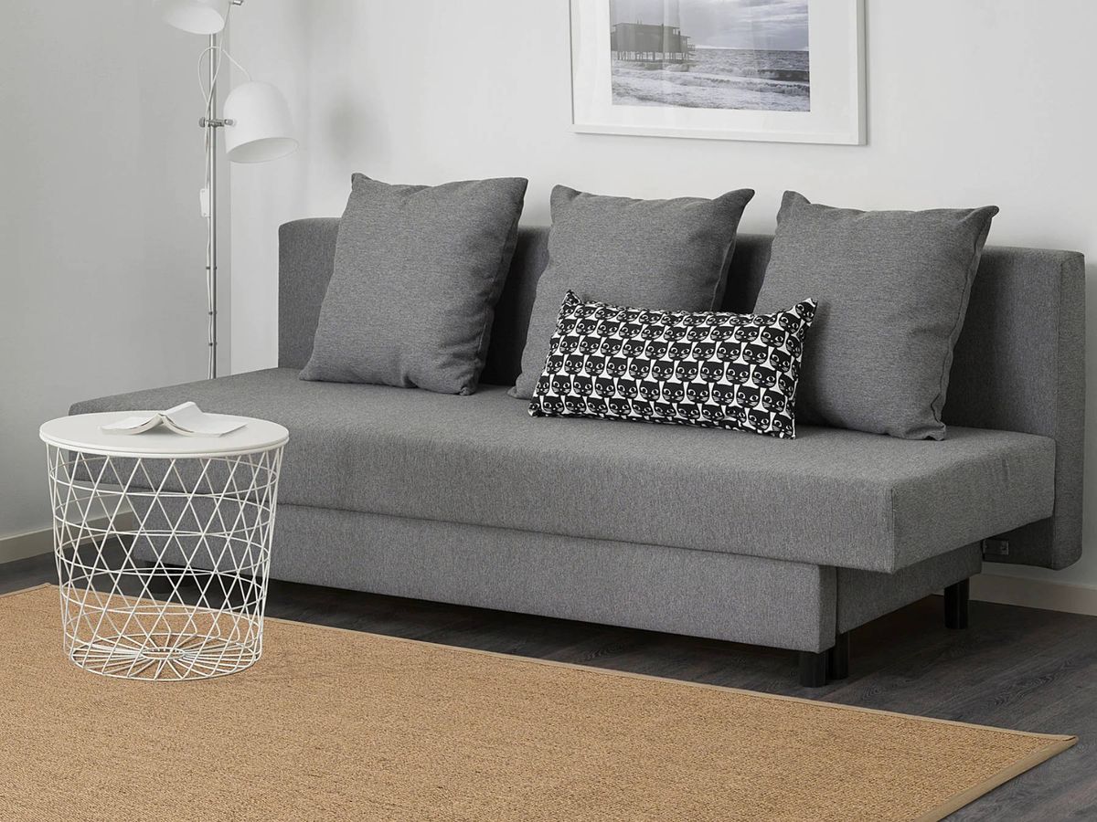 Los salones más pequeños se merecen el sofá más vendido de Ikea