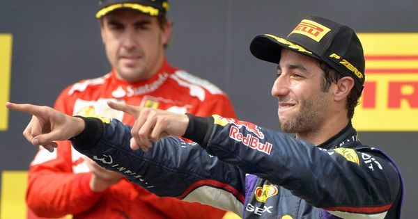 Foto: Alonso, aplaudiendo a un eufórico Ricciardo en Hungría 2014. (EFE)