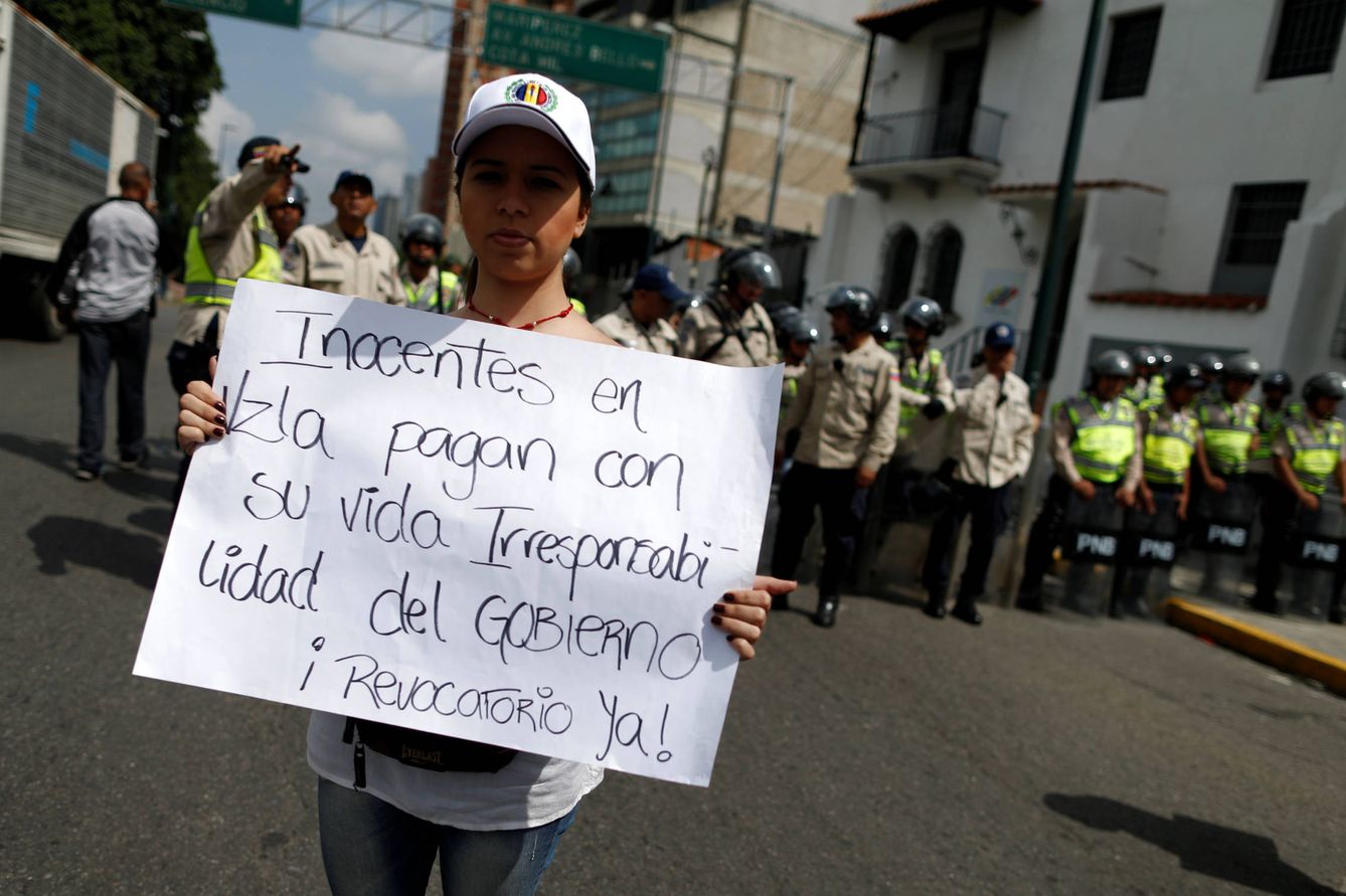 Un manifestante con un cartel que pide el referéndum revocatorio contra Maduro, el 2 de agosto de 2016 (Reuters)