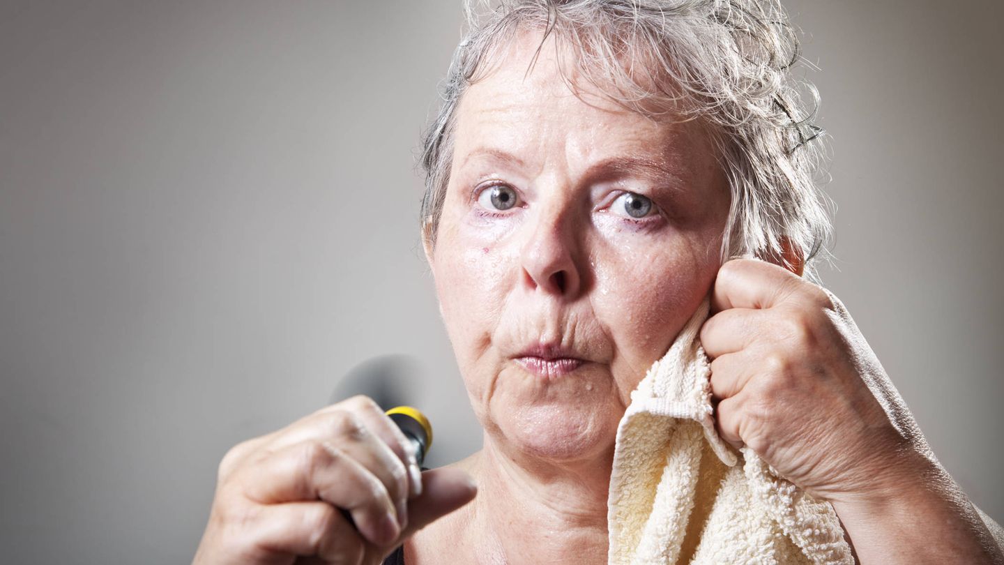 Efectos de la menopausia, como el aumento de temperatura corporal (iStock)