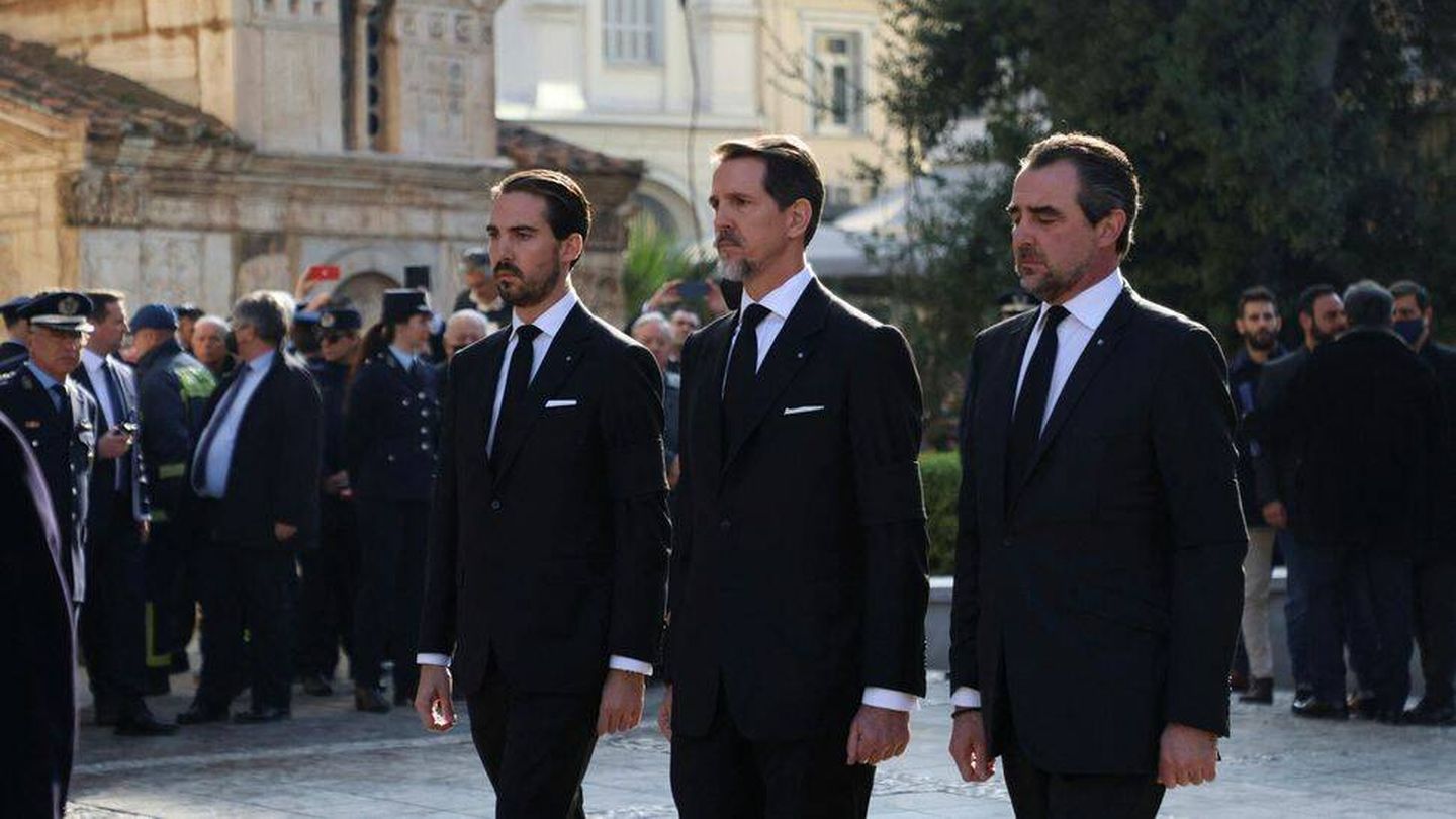 Tres de los hijos del fallecido monarca, en su funeral. (Reuters)