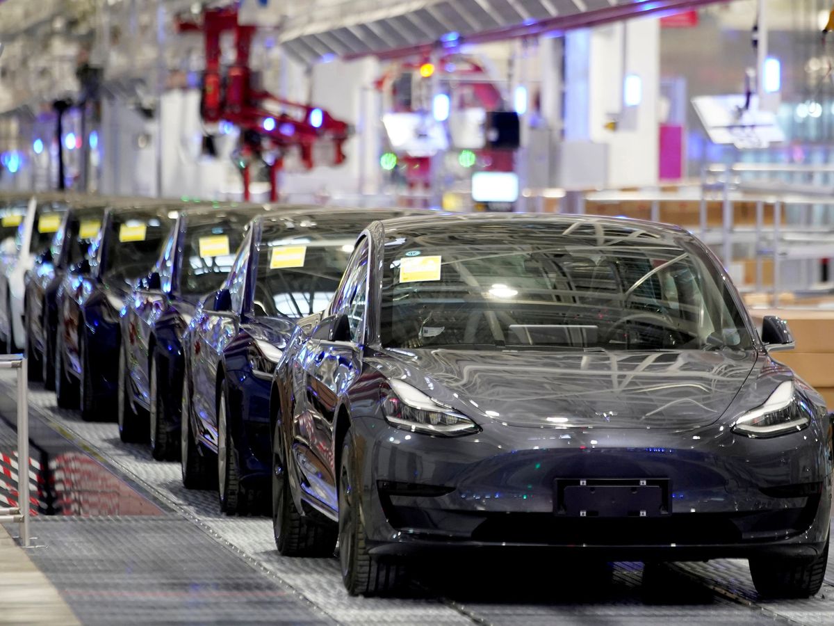 Foto: Cadena de montaje del Model 3 de Tesla, en su factoría de Shanghái. (Reuters)