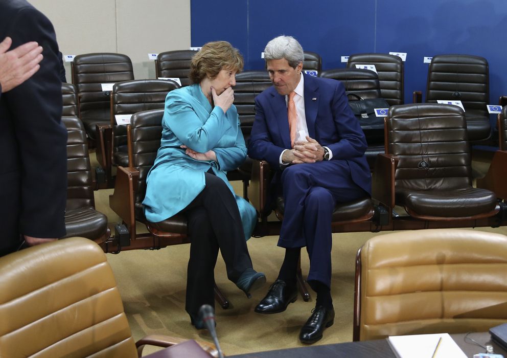 Foto: La alta representante Exterior de la UE, Catherine Ashton, junto al jefe de la diplomacia estadounidense, John Kerry, durante una reunión de la OTAN en Bruselas