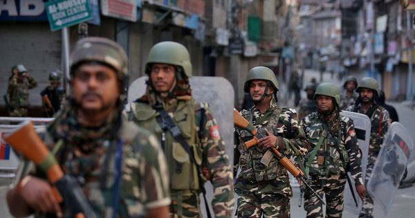 Foto: Fuerzas de seguridad indias patrullan las calles de una ciudad en Cachemira. (Reuters)