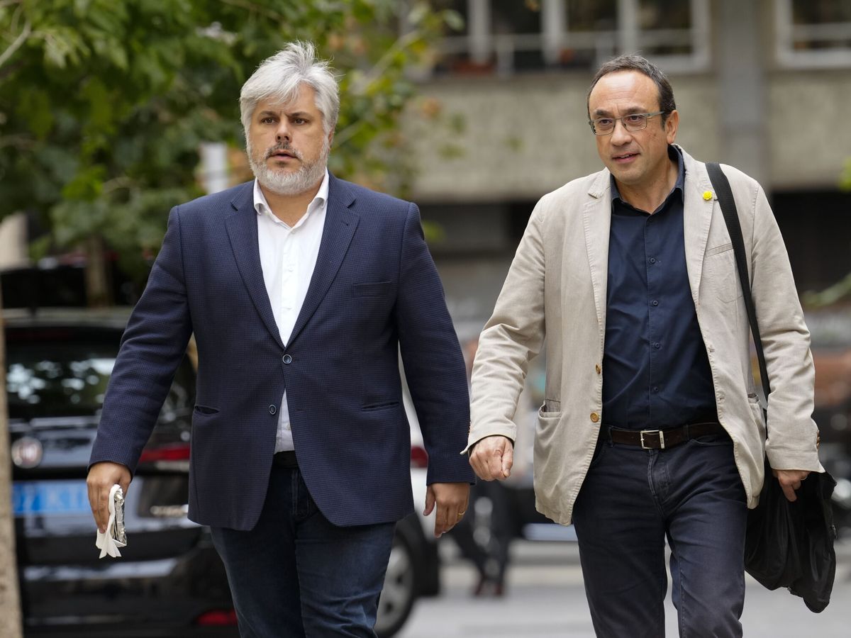 Foto: El 'exconseller' Josep Rull, junto a Albert Batet. (EFE/Enric Fontcuberta)
