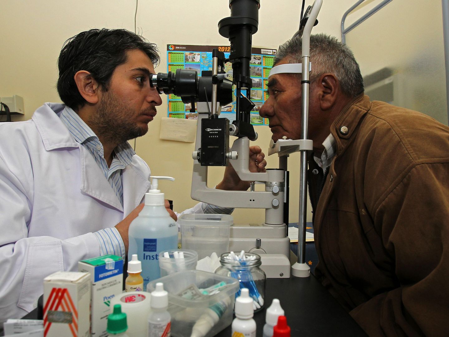 Una persona acudiendo a la consulta de un oftalmólogo. Foto: EFE/MARTÍN ALIPAZ