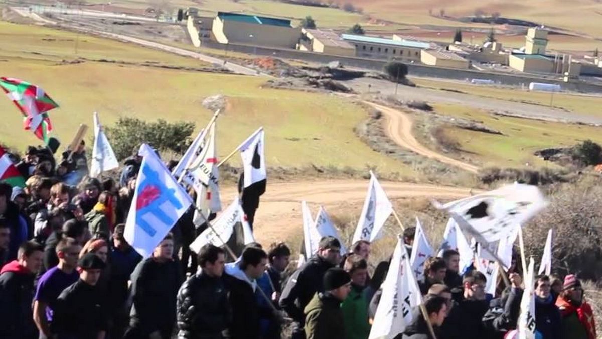 Tensión en Daroca: 300 proetarras sacuden la valla de la cárcel y lanzan cohetes