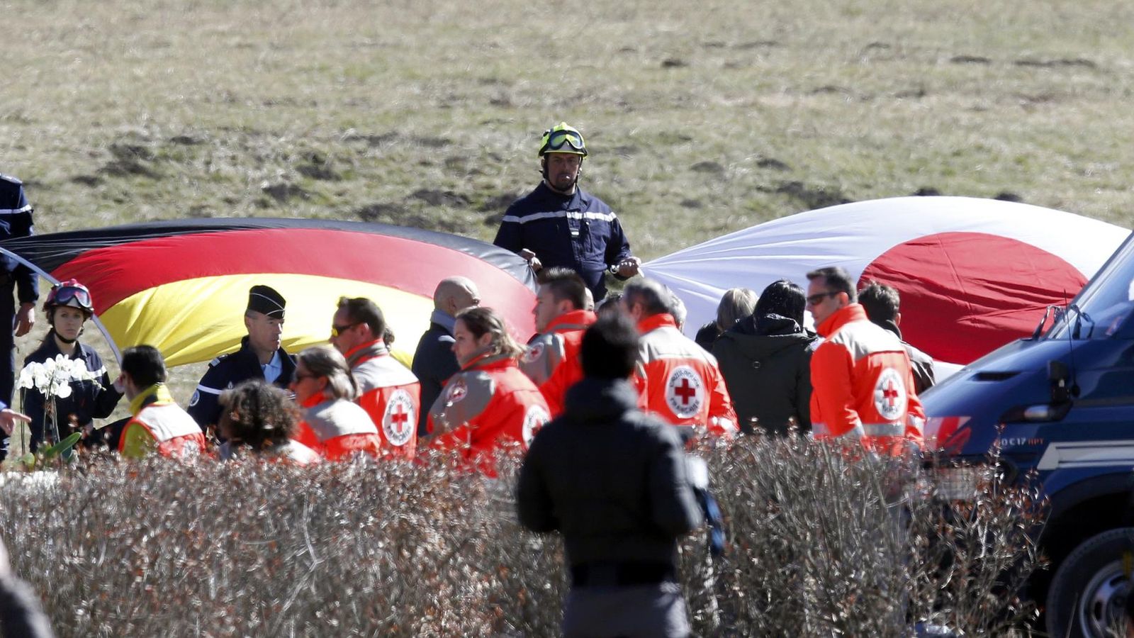 Foto: Miembros de los equipos de rescate del avión siniestrado en Los Alpes. (Reuters)