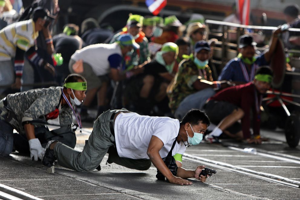 Combates entre manifestantes opositores y simpatizantes del Gobierno en Bangkok (Reuters).