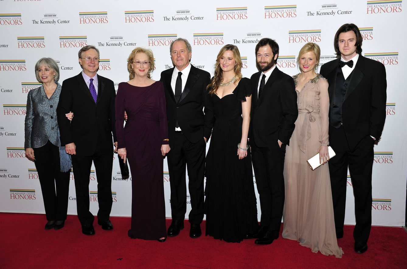 De izquierda a derecha: Maeve Kinkaid III, Harry Streep, Meryl Streep, Don Gummer, Grace Gummer, Henry Gummer, Mamie Gummer y Ben Walker Davis, en Los Ángeles. (Getty)