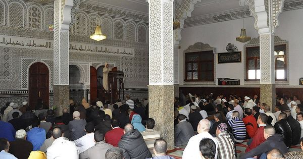 Foto: Un grupo de fieles musulmanes se reúne durante el Ramadán en la ciudad de Ceuta. (EFE)