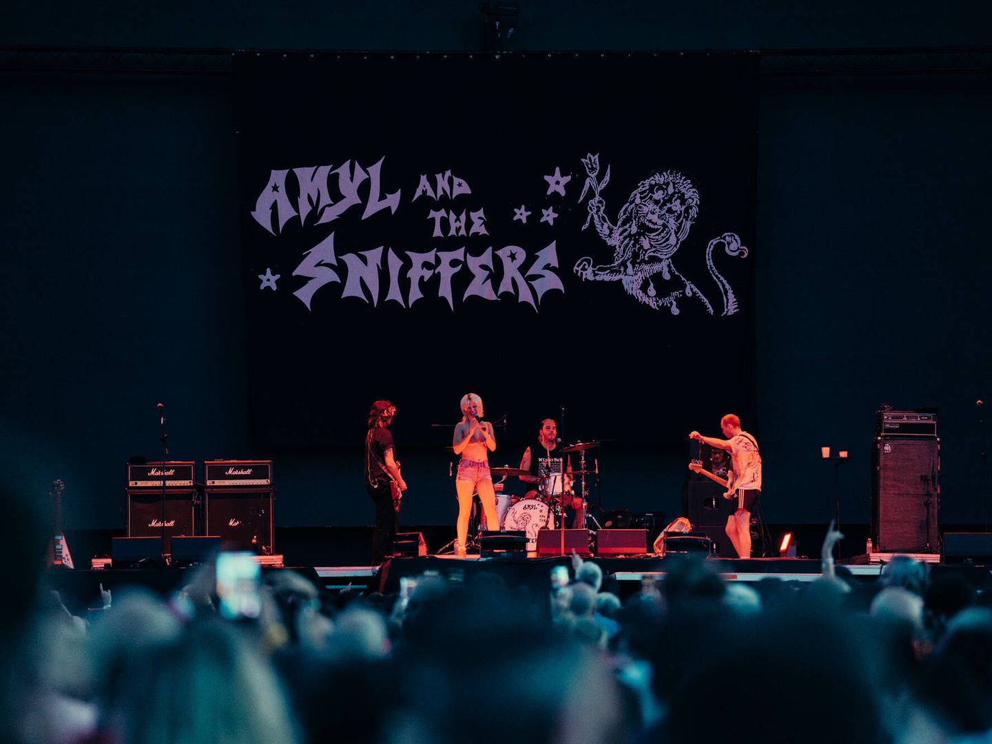 Amyl and the Sniffers incitaron a los pogos con su punk (Cala Mijas/Sharon López)