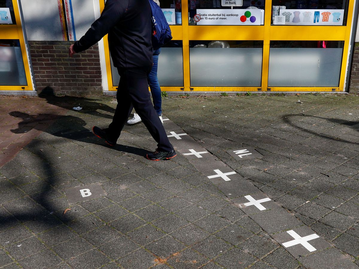 Foto: Una pareja cruza la frontera entre Bélgica y Países Bajos. (Reuters)