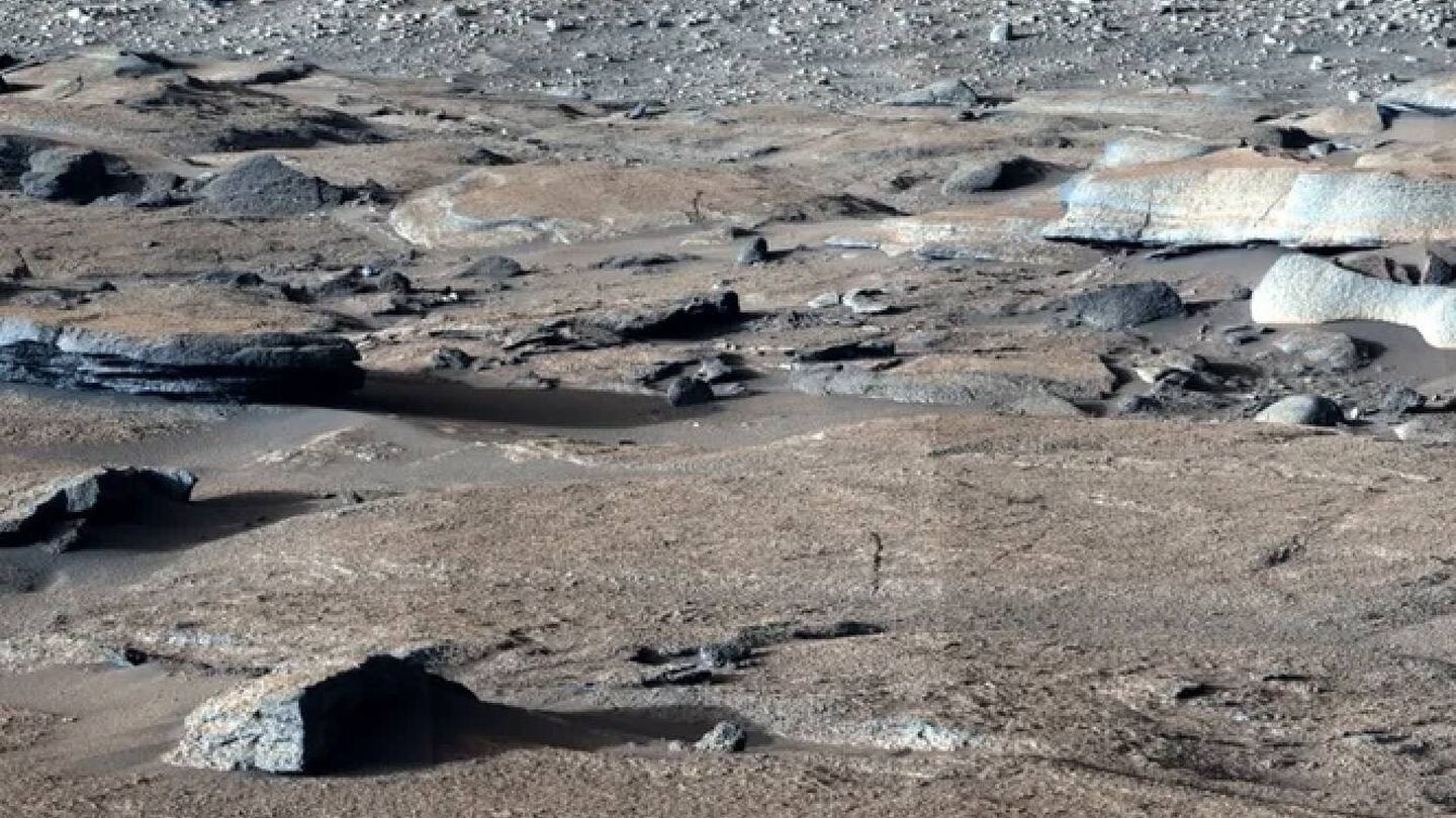 Imagen en la que se aprecia la antigua línea de costa del lago (NASA/JPL-Caltech/ASU/MSSS)