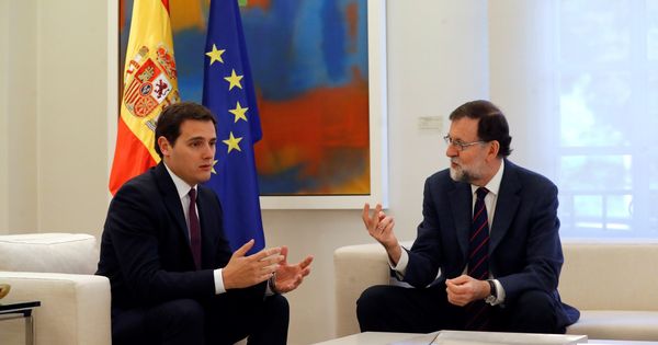 Foto: El presidente del Gobierno, Mariano Rajoy, durante la reunión que mantuvo esta mañana con el líder de Ciudadanos, Albert Rivera (izda). (EFE)