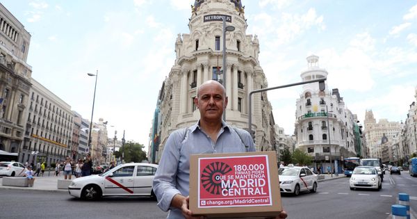 Foto: Entrega de firmas para mantener Madrid Central. (EFE)