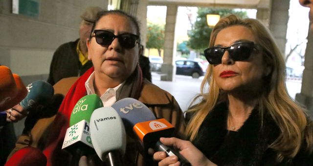 María del Monte llegando a los juzgados de Sevilla junto a su pareja, Inmaculada Casal. (Europa Press/Leandro Wassaul)