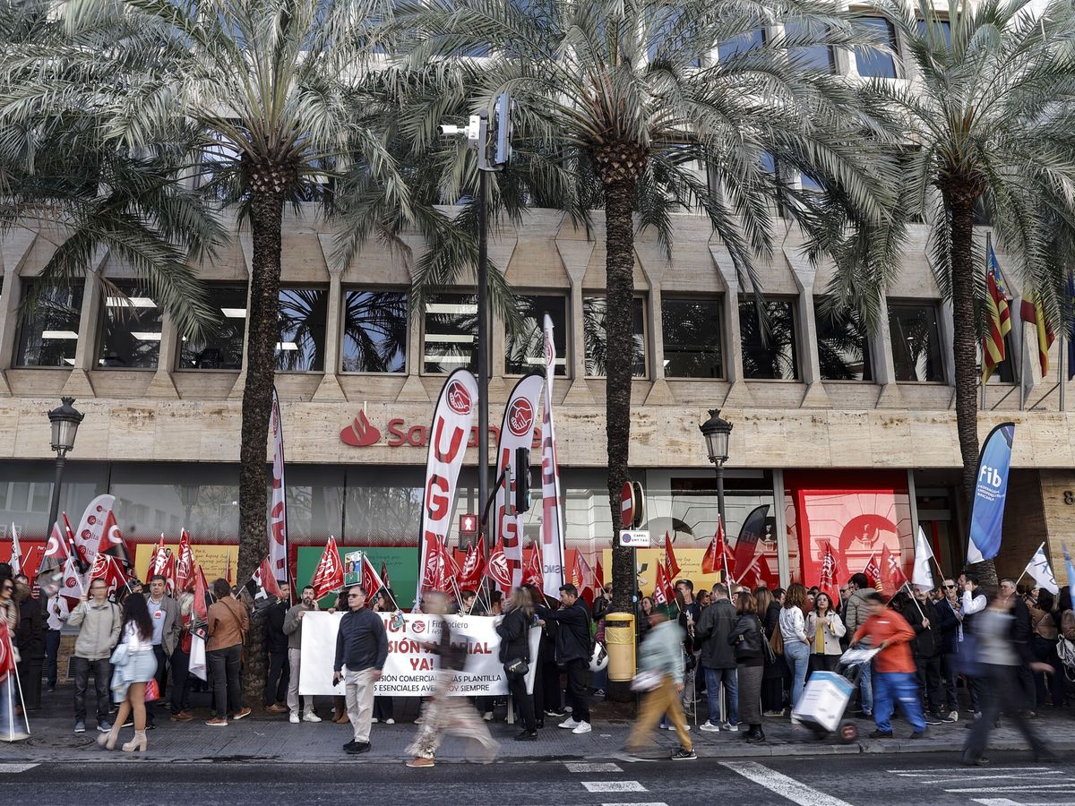 Foto: Huelga en Valencia ante la sede de Santander en Valencia. (EFE/Manuel Bruque)