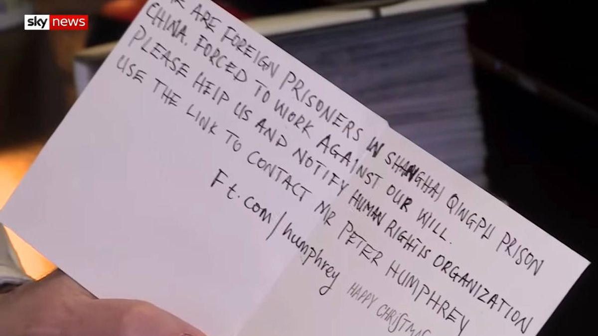 Una niña inglesa encuentra un mensaje de SOS en una tarjeta navideña hecha en China