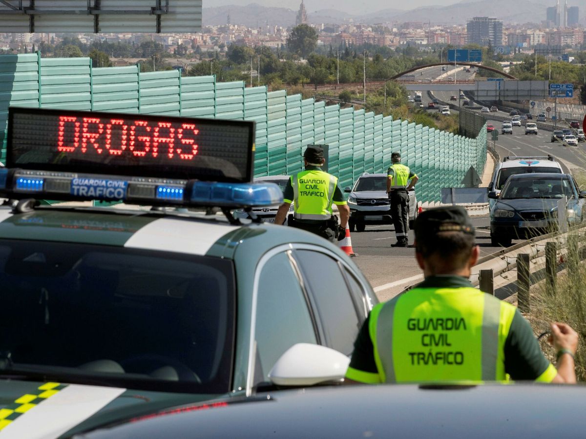 Foto: Imagen de archivo de un control de tráfico de la Guardia Civil. (EFE/Marcial Guillén)