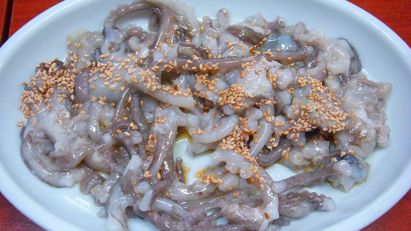 El pulpo está tan crudo que los tentáculos siguen moviéndose en el plato (Wikipedia)