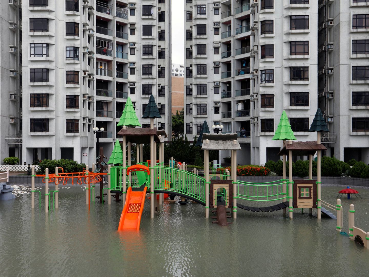 Un parque recreativo en Hong Kong, inundado tras el paso del tifón Hato. (Reuters)