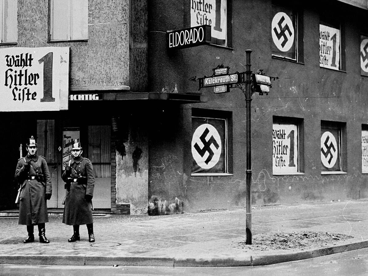 Foto: Pancartas nazis cuelgan de las ventanas del antiguo club nocturno Eldorado. (Landesarchiv Berlin/U.S. Holocaust Memorial Museum)