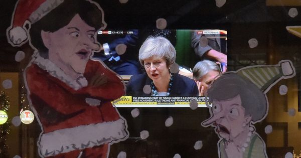 Foto: El discurso de la primera ministra, Theresa May, en la pantalla de televisión de un bar. (Reuters)