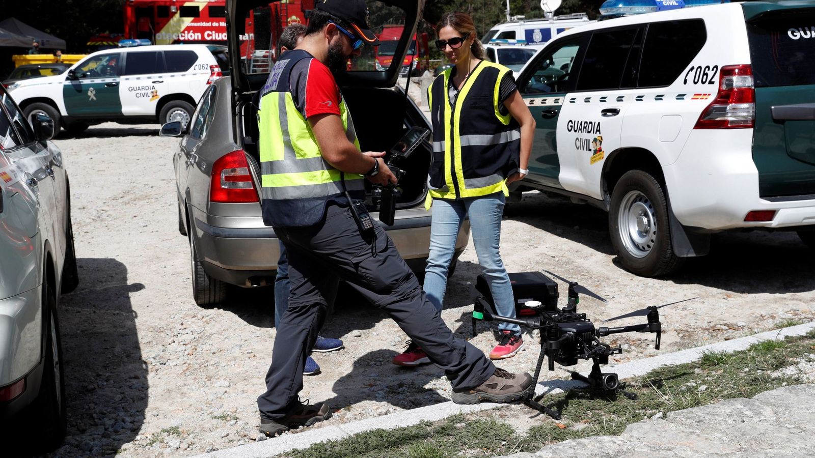 Foto: Miembros de la Policía Nacional utilizan un dron en las labores de búsqueda de Blanca Fernández Ochoa. (EFE)